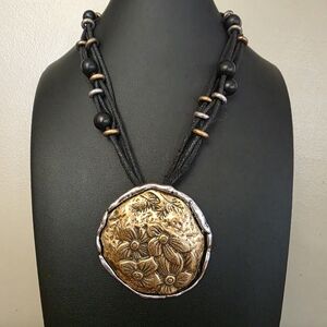 Elegant Gold and Black Floral Pendant Necklace